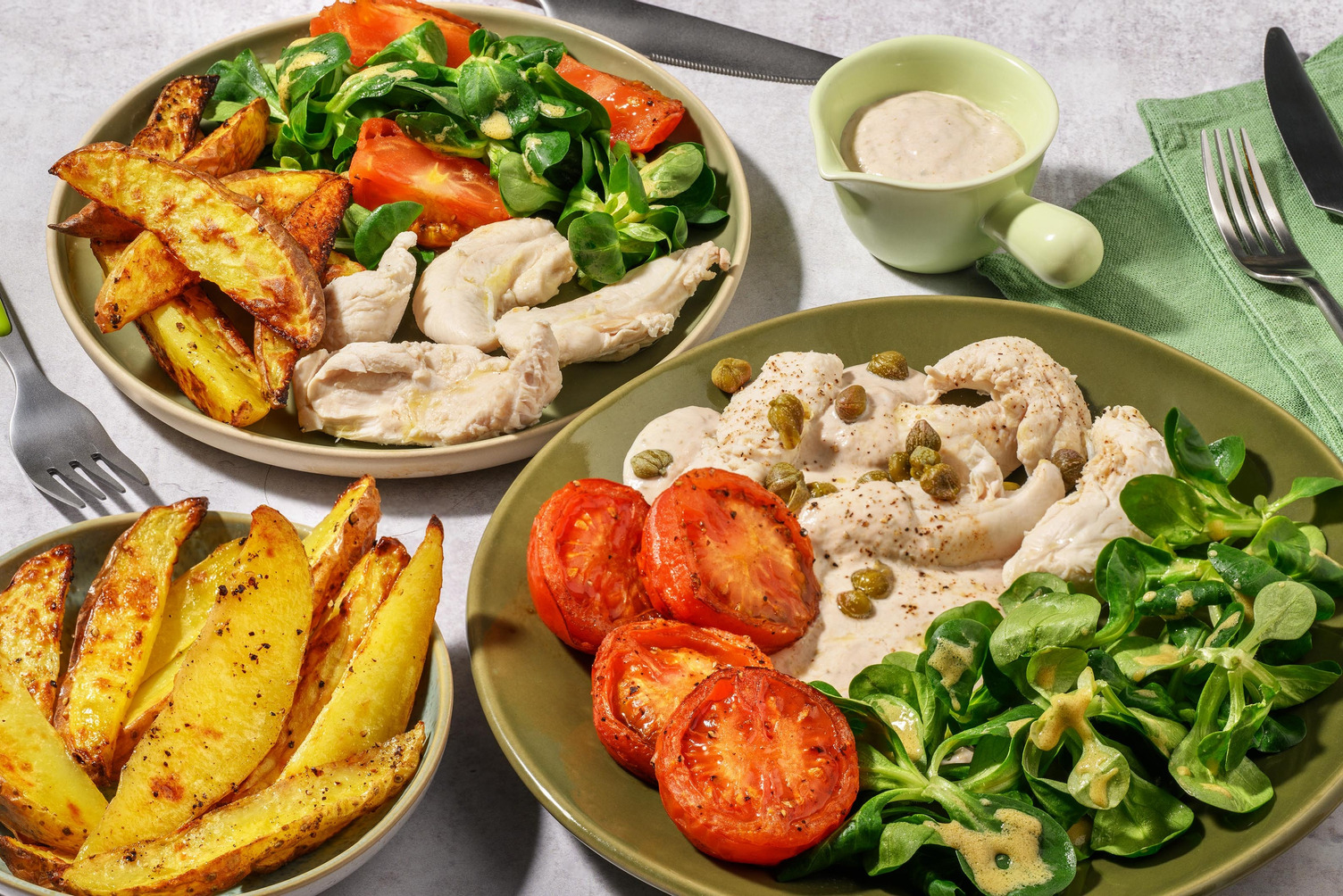 Gepocheerde kip met patatjes en salade