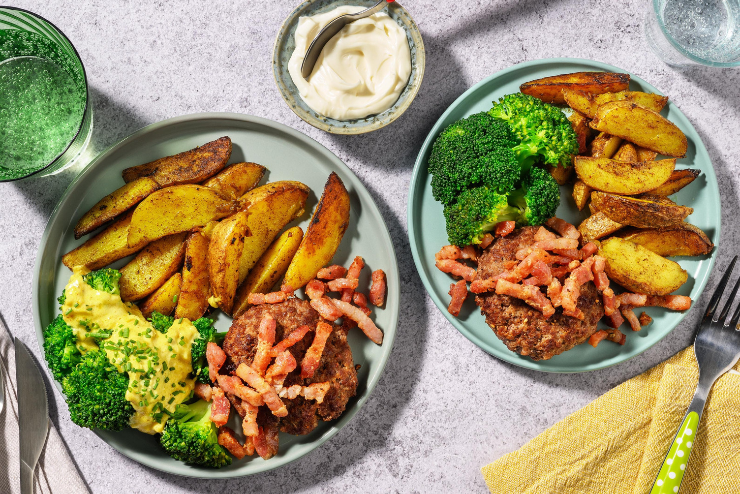 Hamburger met spekreepjes en broccoli