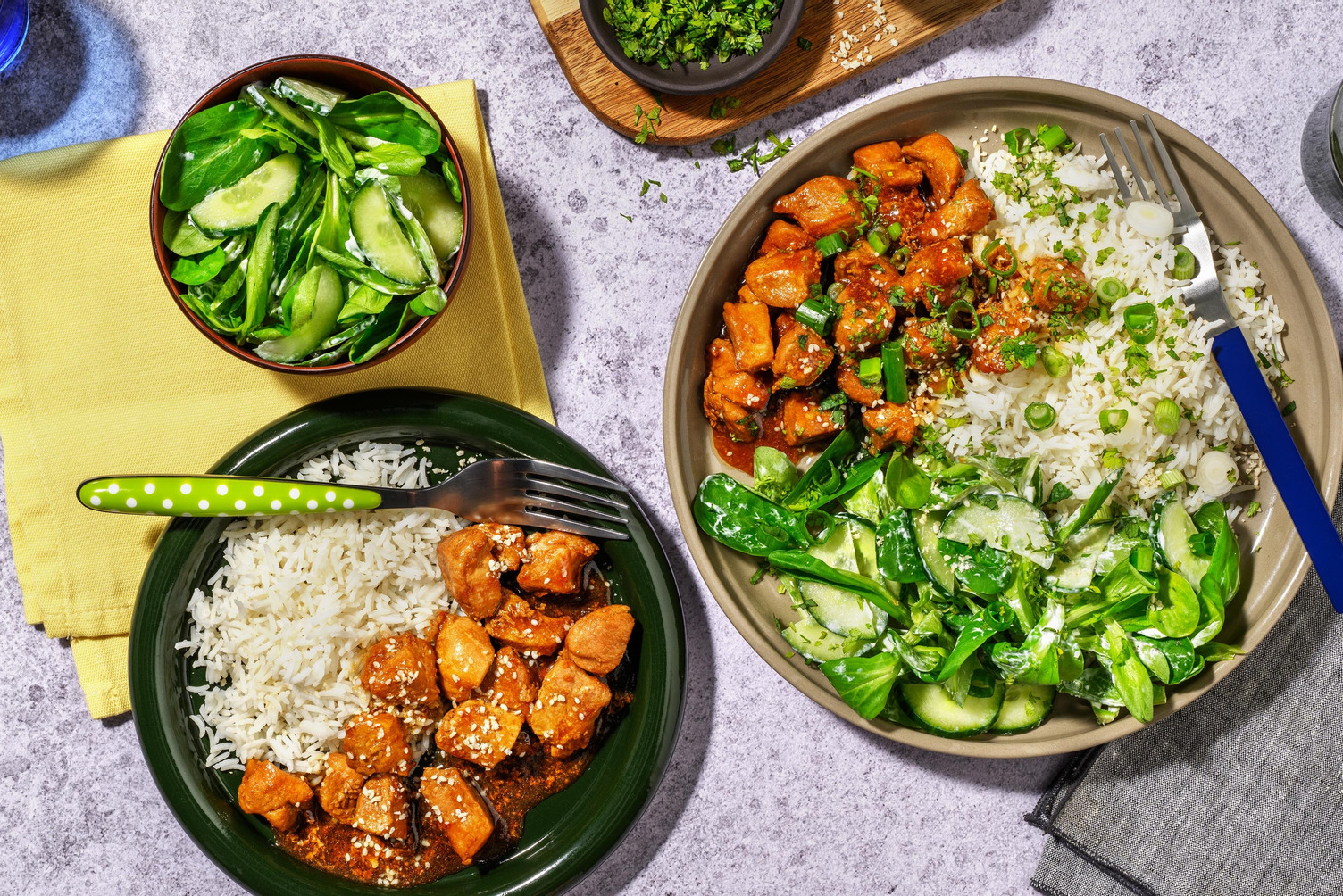 Sweet & sticky varkenshaasstukjes met gomasio en komkommersalade