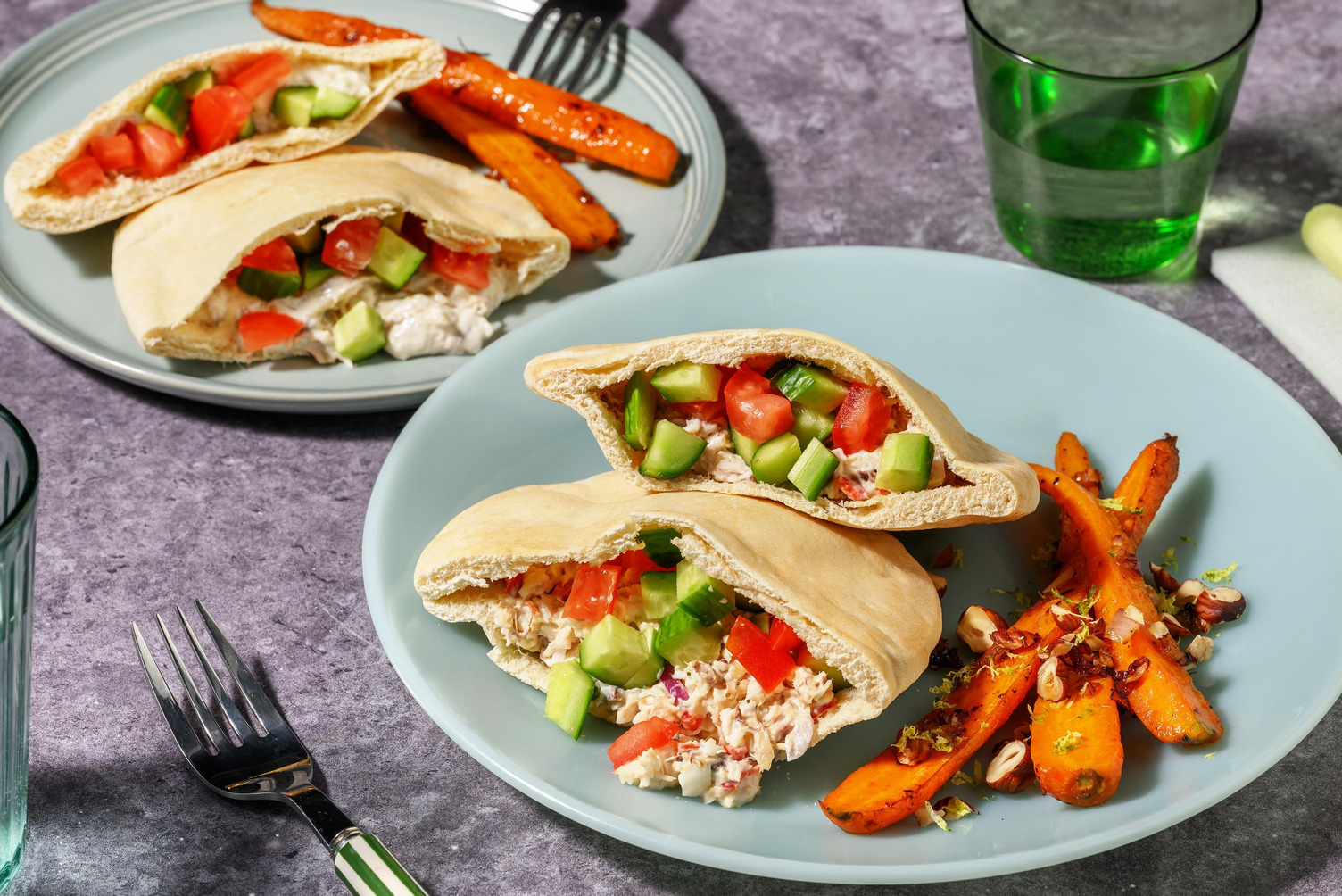 Pitabroodjes met tonijn, komkommer, tomaat en geroosterde wortel