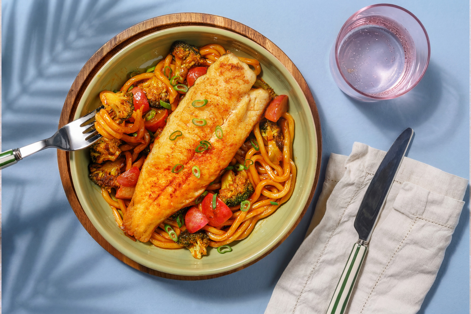 Spicy Korean Udon Bowl mit Fischfilet