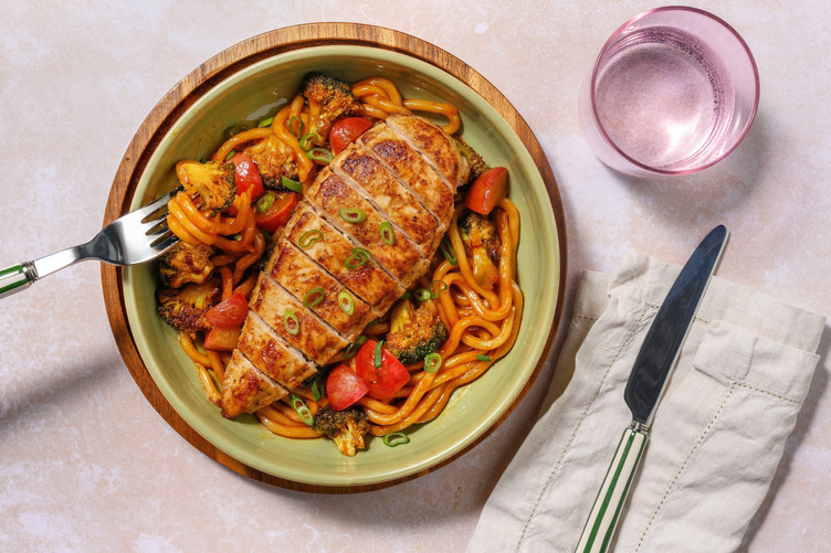 Spicy Korean Udon Bowl mit Bio-Hähnchenbrust