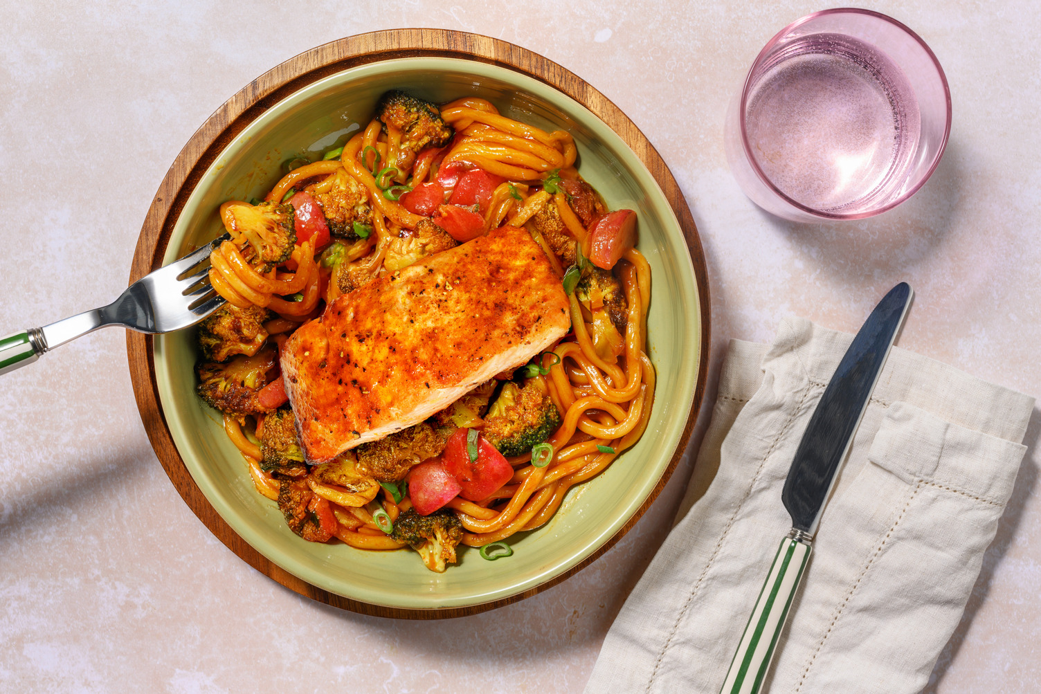 Hot! Korean Udon Bowl mit Lachsfilet