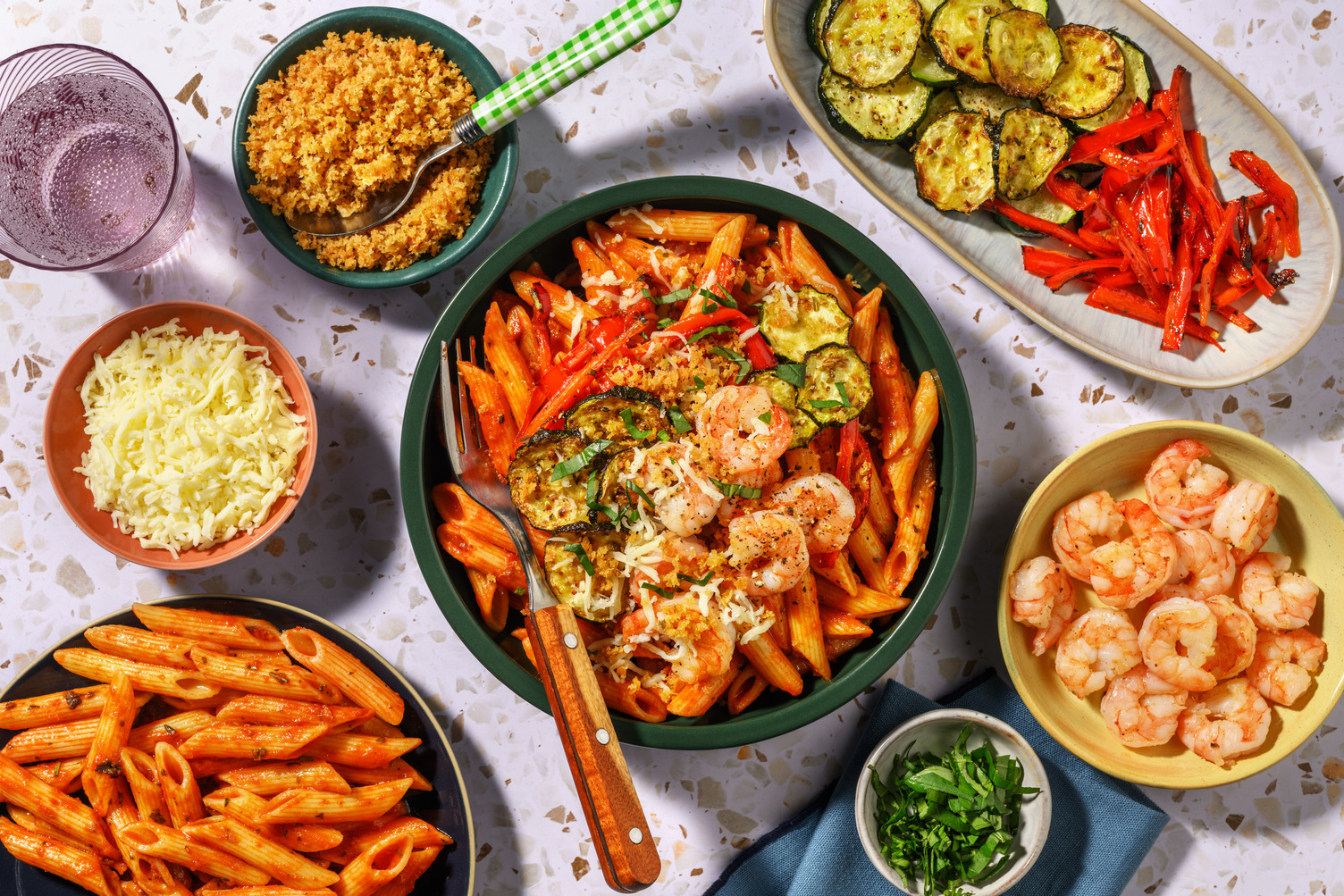 Soirée pâtes en famille : crevettes et penne en sauce tomate