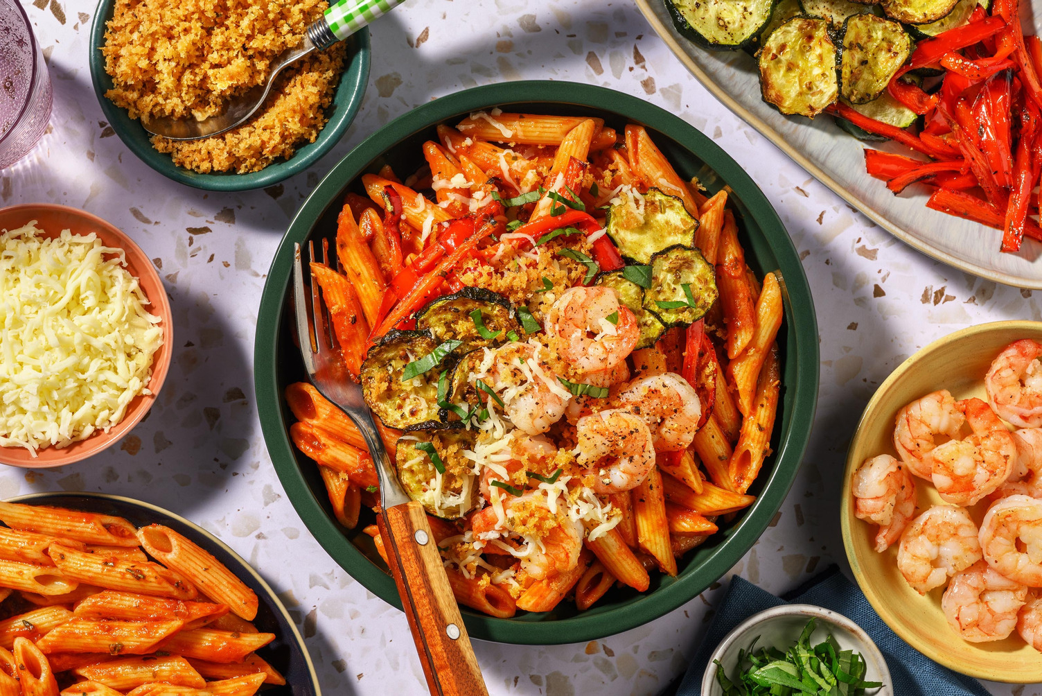 Pastabowl met garnalen en tomatensaus