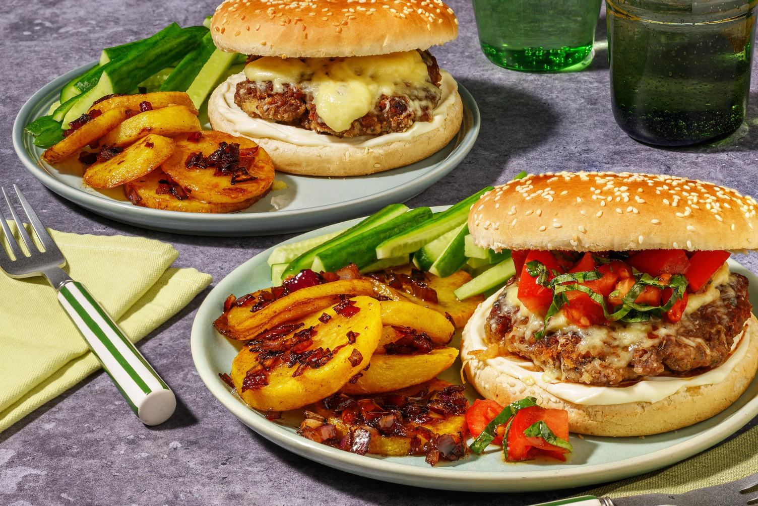 Cheeseburger maison, pommes de terre au balsamique et salade de concombre
