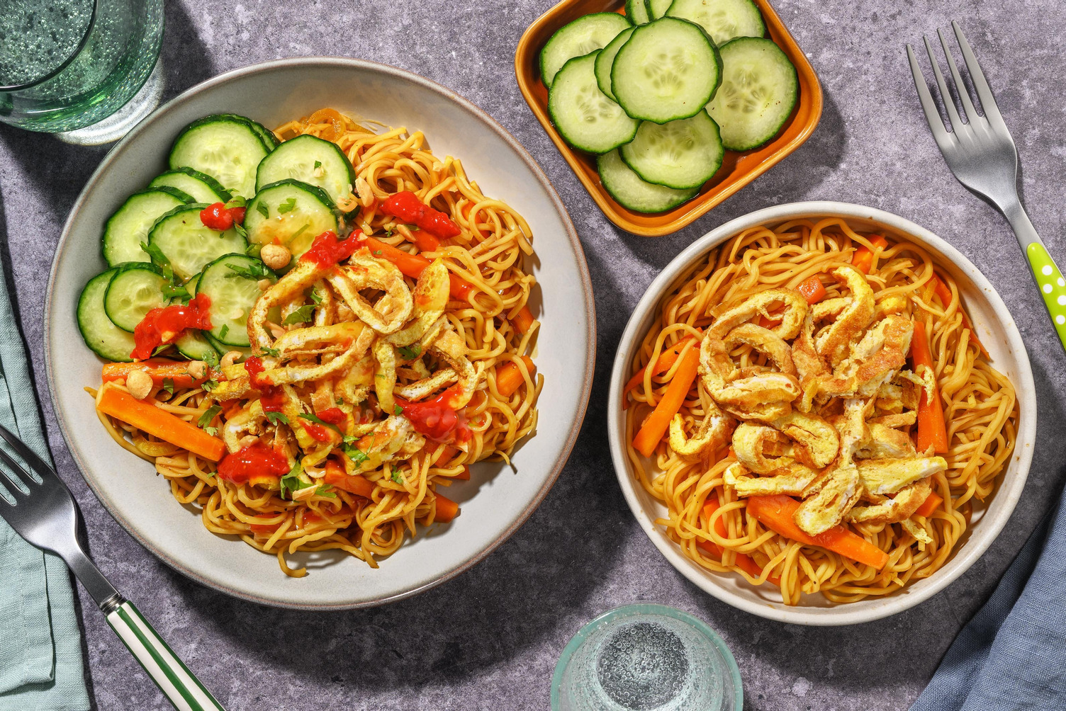 Stir-fry volkoren noedels met omeletreepjes 