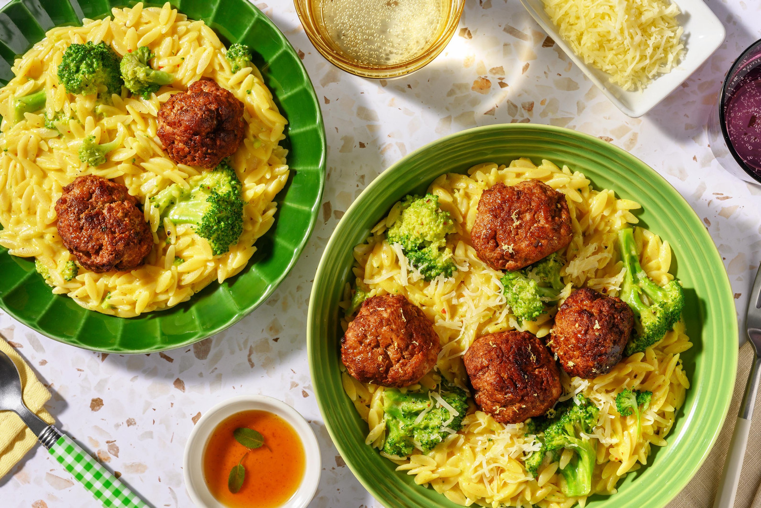 Boulettes de poulet en sauce crémeuse et orzo au brocoli
