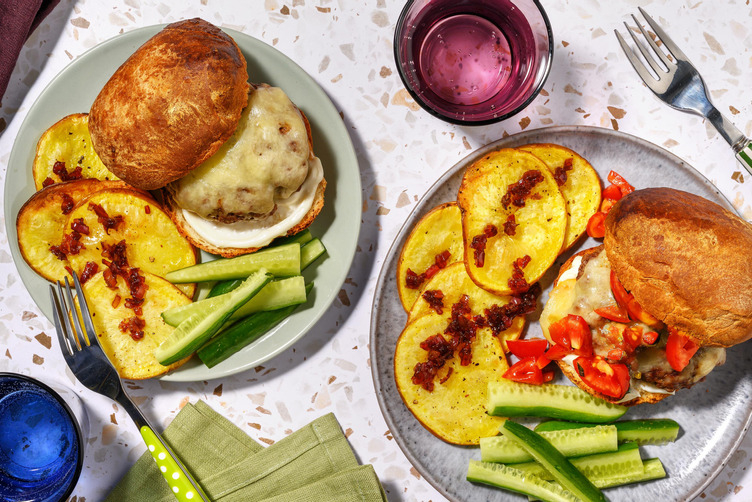 Cheeseburger maison, pommes de terre au balsamique et salade de concombre
