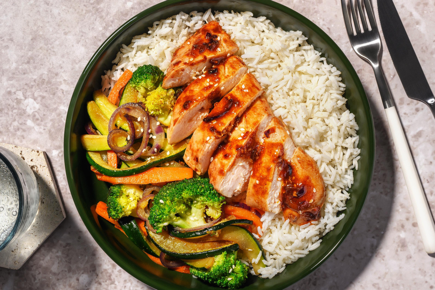 Feuriges Bio-Hähnchen Stir Fry mit Onion-Chutney