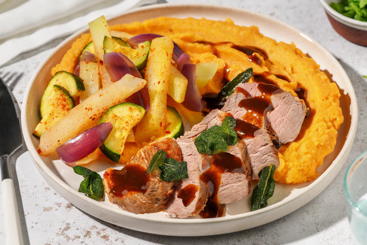 Bio-Schweinefilet mit Salbei und Ofengemüse