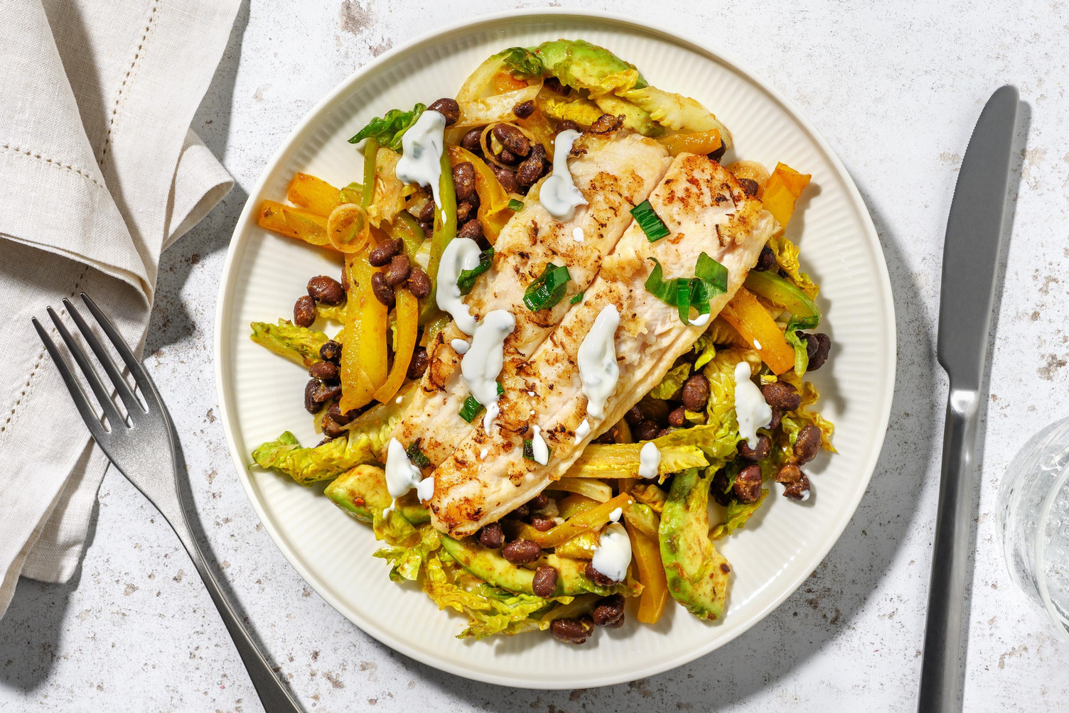 Gebratener Pangasius auf Avocado-Bohnen-Salat