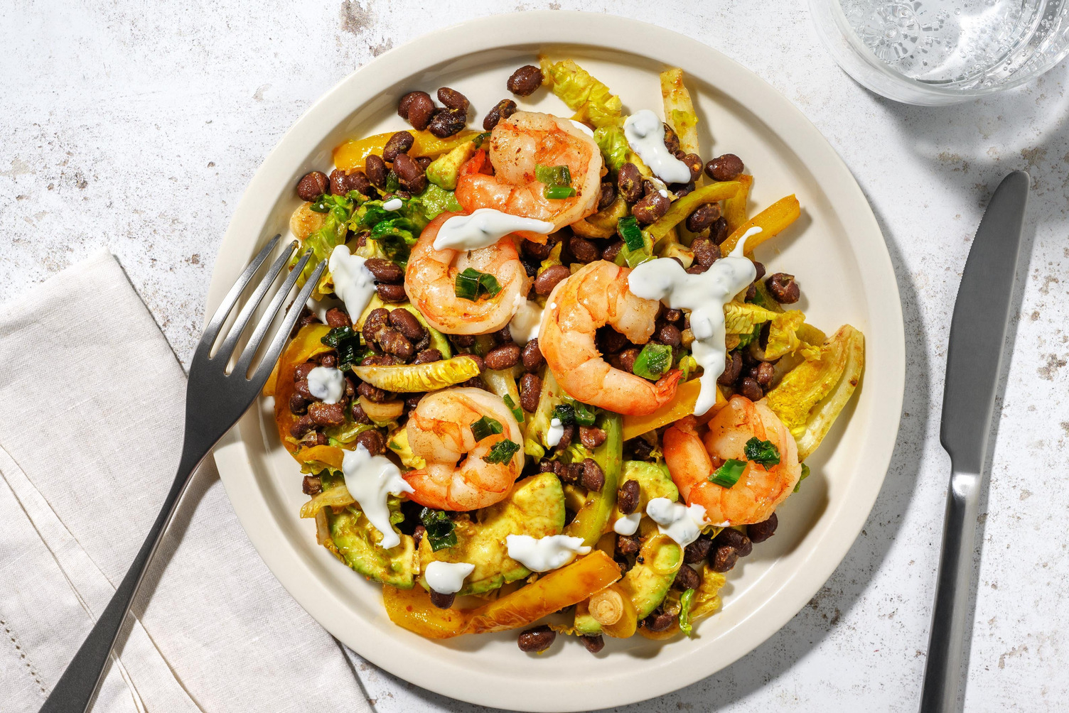 Gebratene Garnelen auf Avocado-Bohnen-Salat