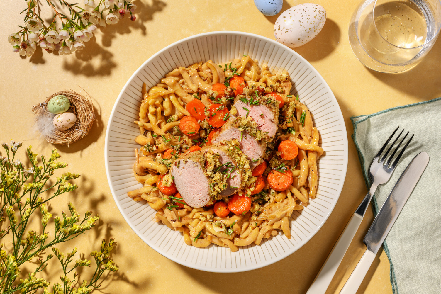 Saftiges Schweinefilet mit Haselnuss-Kräuter-Kruste