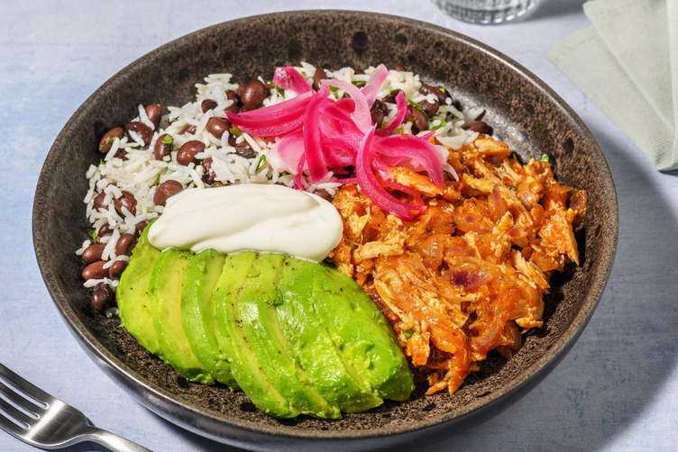 Chipotle Chicken Tinga Bowl mit pinken Zwiebeln