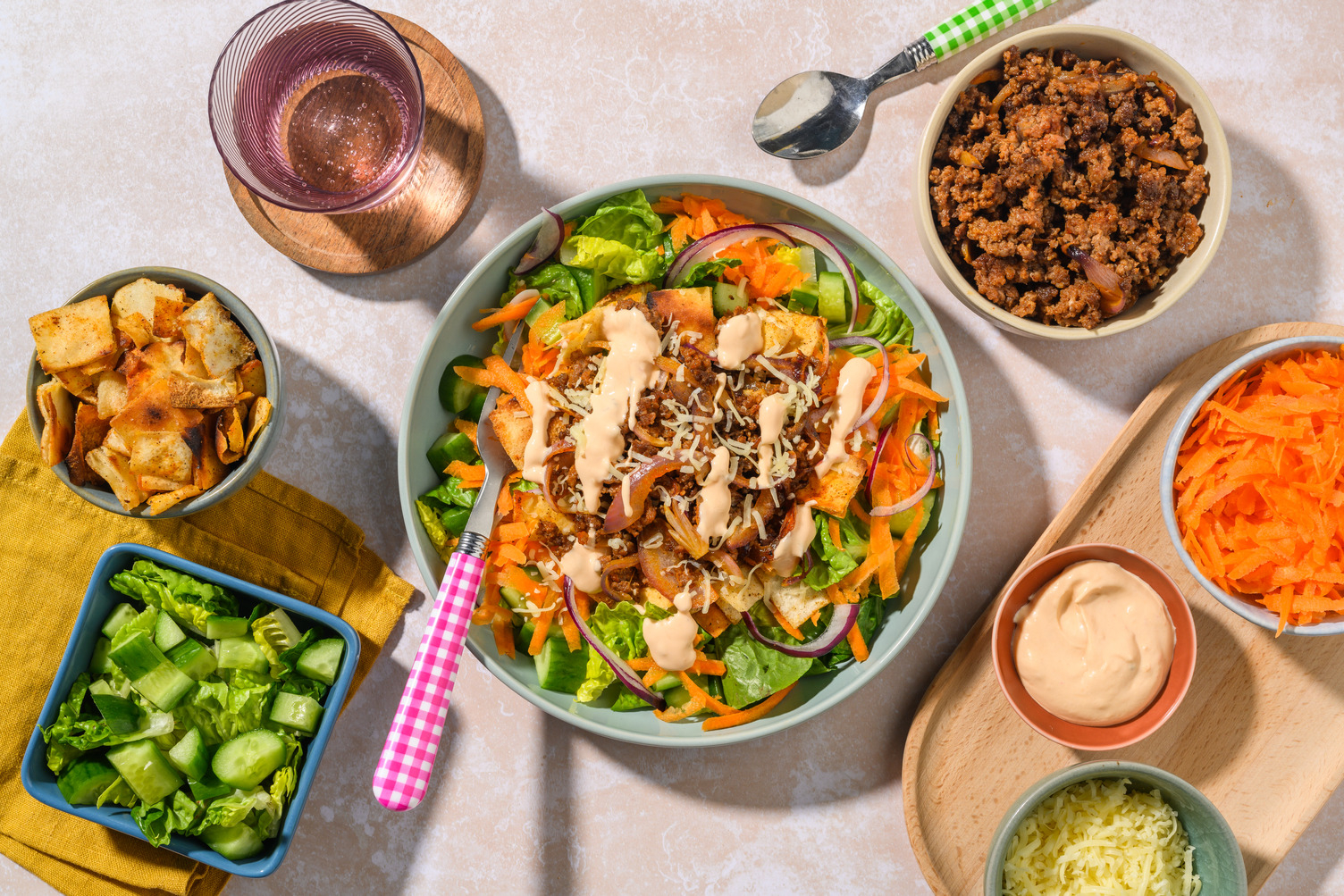 Burger Bowl mit doppelt Hack, Gouda und Croûtons