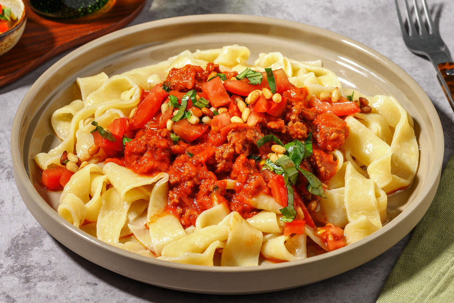 Selbst gemachte Fettuccine mit Bolognese