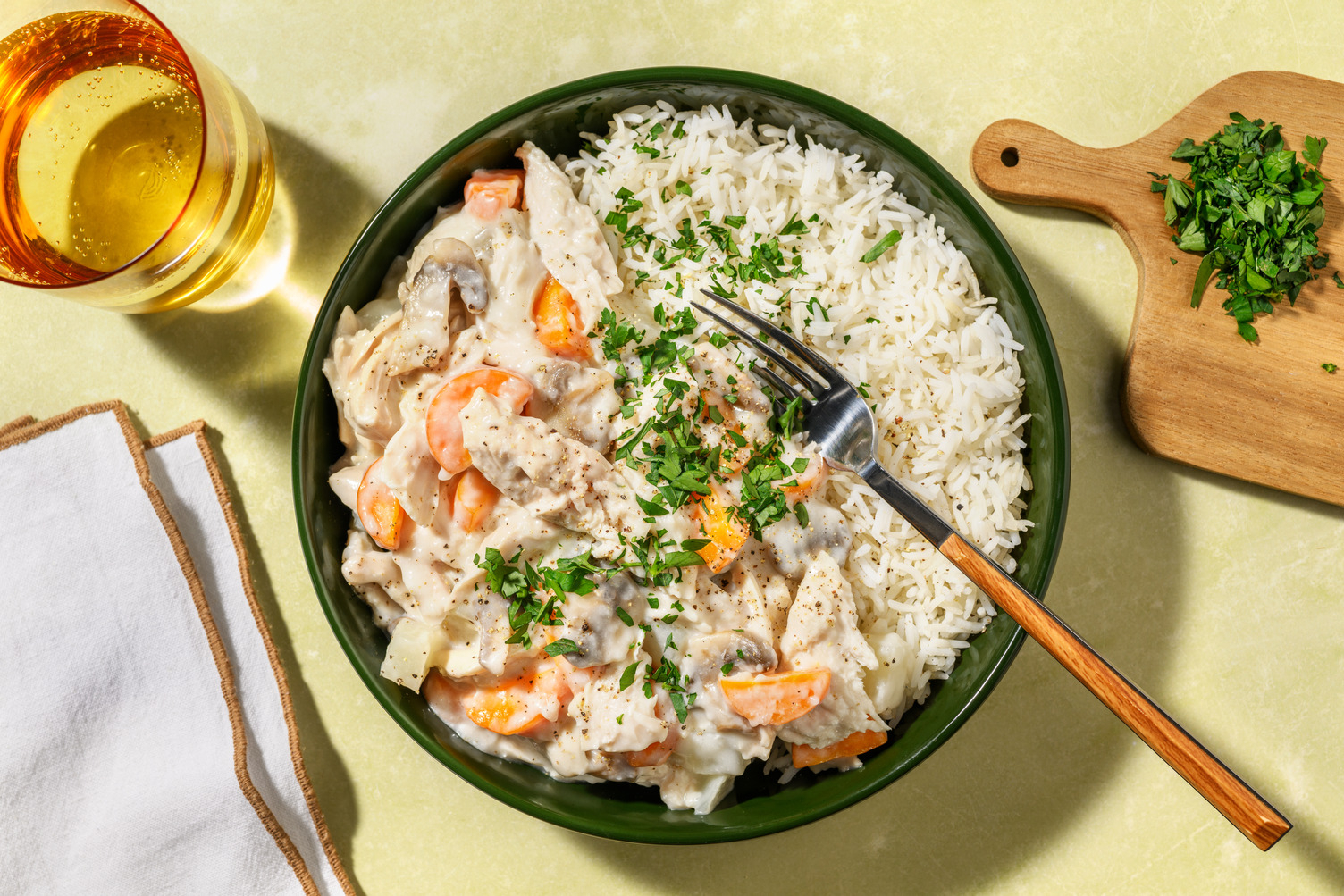 Pouletfrikassee mit Gemüse und frischen Kräutern