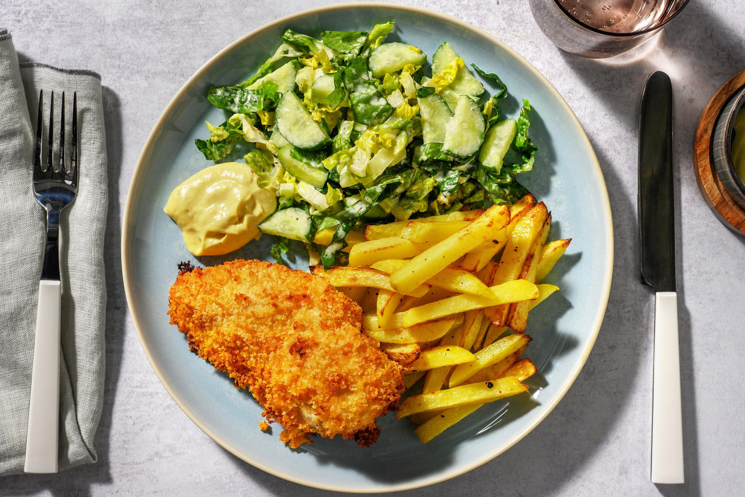 Crispy Chicken mit Pommes dazu Honig-Senf-Mayo & Salat