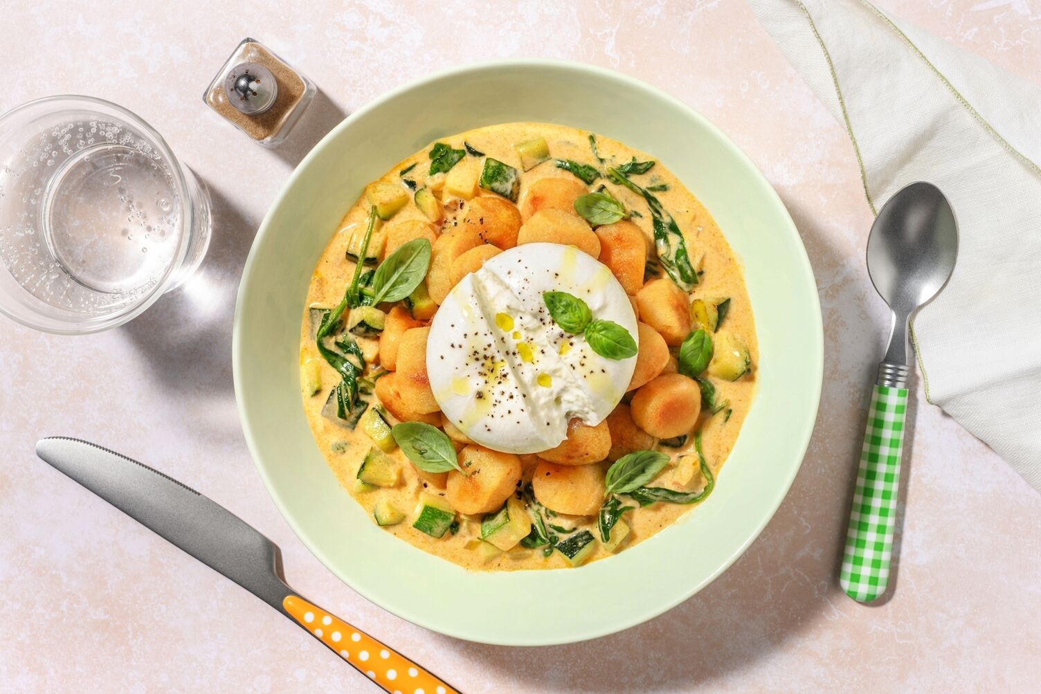 Burrata auf Gnocchi in cremiger Tomatensoße
