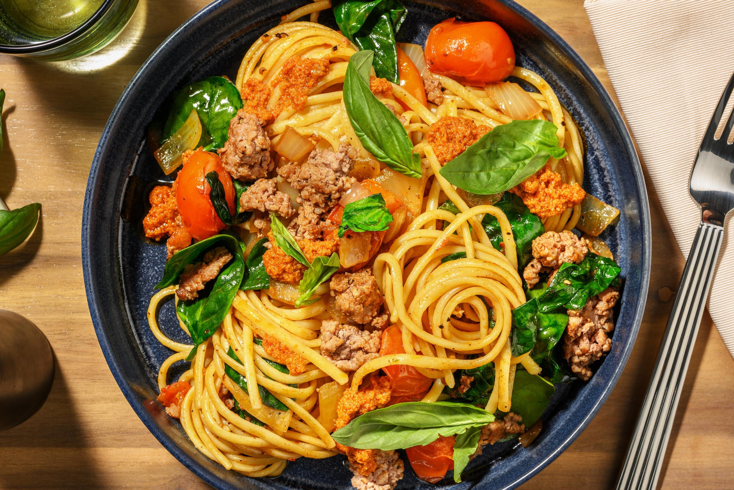 Linguine met kipgehakt en rode pesto