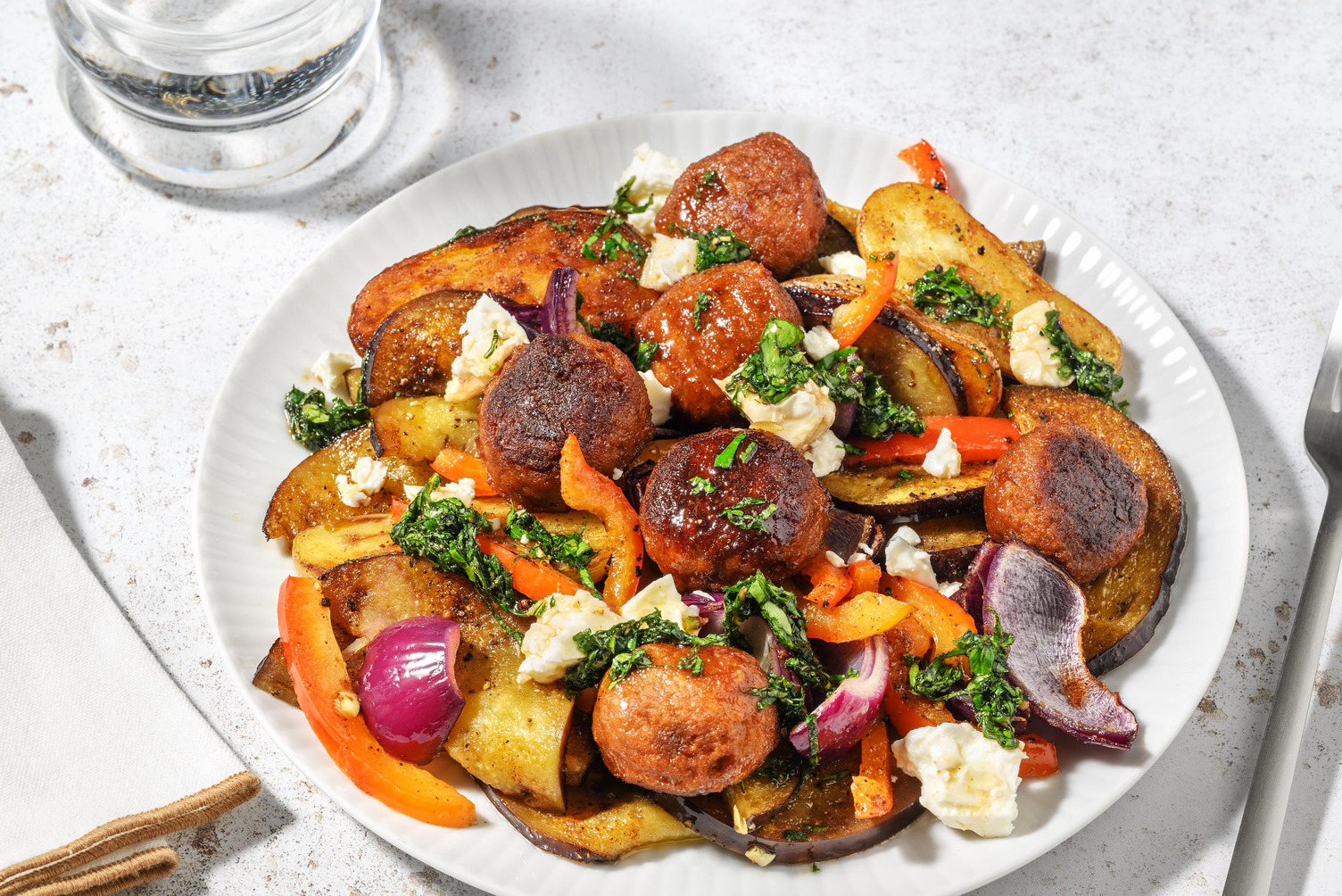 Veggie gehaktballetjes met geroosterde groenten en patatjes