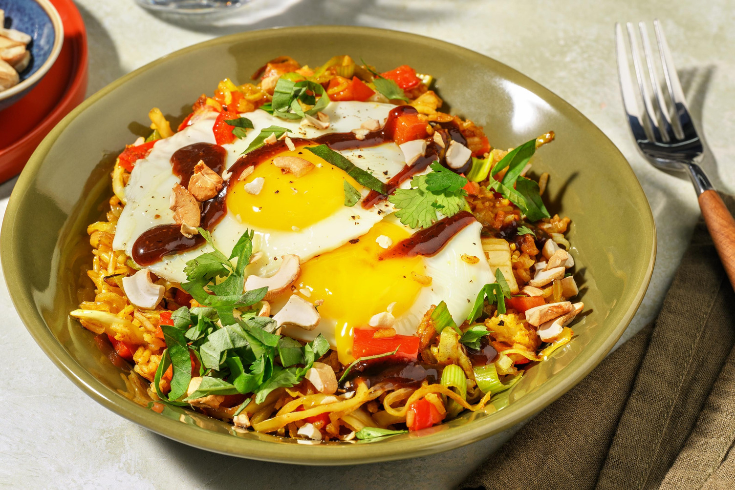 Rijstbowl met spiegelei en zoete Aziatische saus