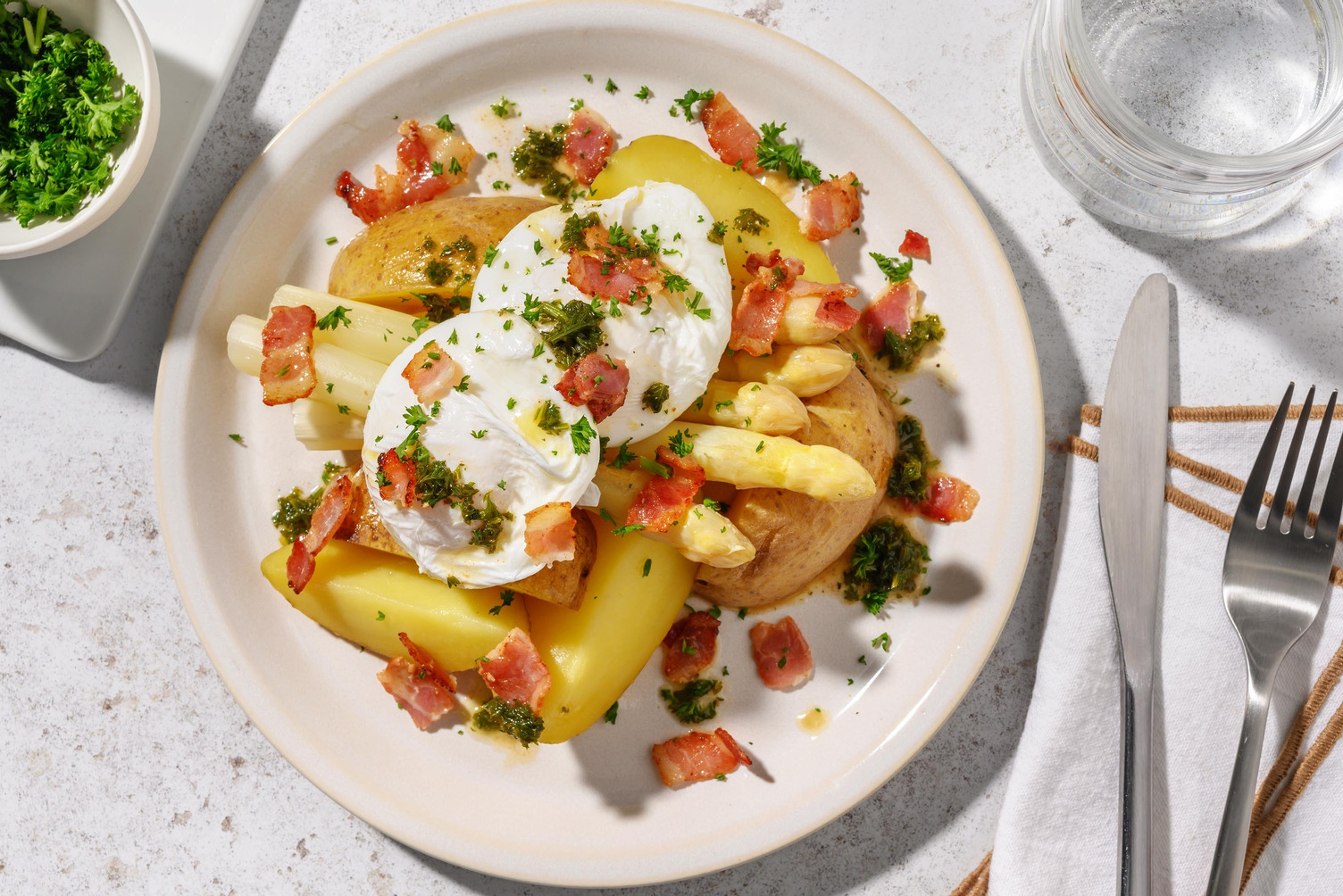 Witte asperges met ontbijtspek en gepocheerde eieren