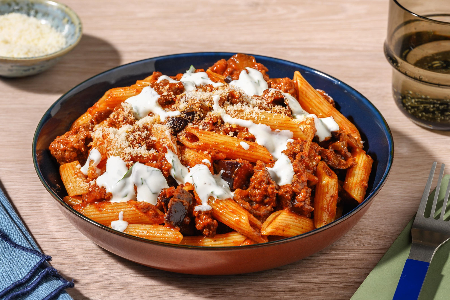 Fusion penne met rundergehakt en peterselie-yoghurtsaus