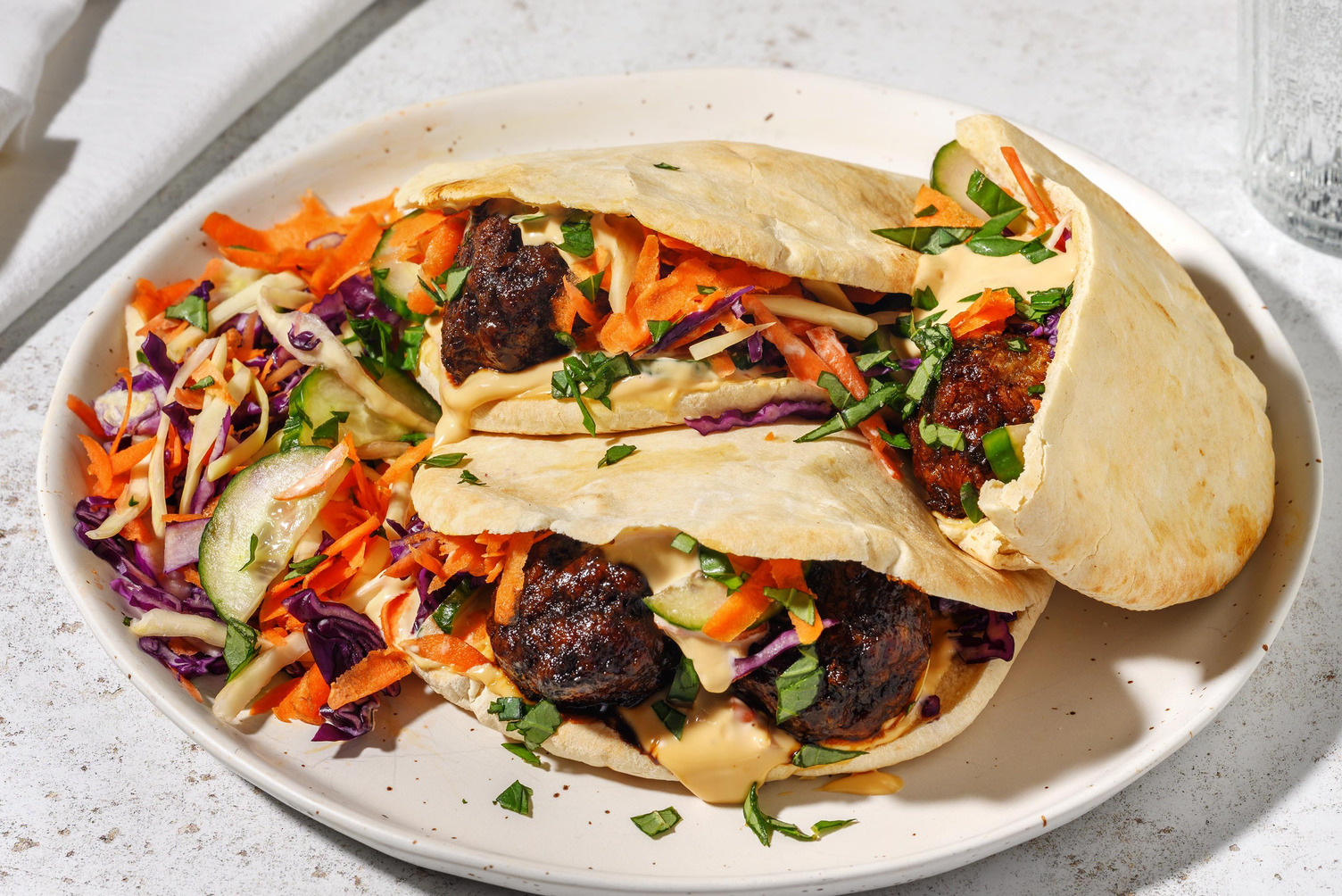 Pita aux boulettes de viande à la vietnamienne et mayonnaise au ponzu