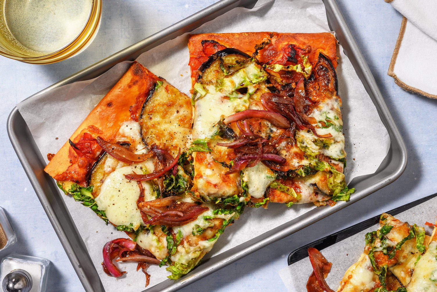 Pizza à l'aubergine laquée à la harissa avec chou frisé & mozzarella