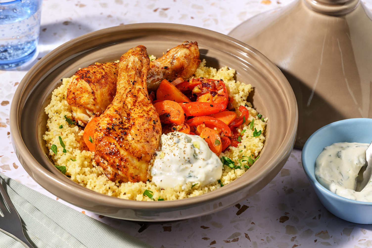 Baharat kipdrumsticks met labnesaus