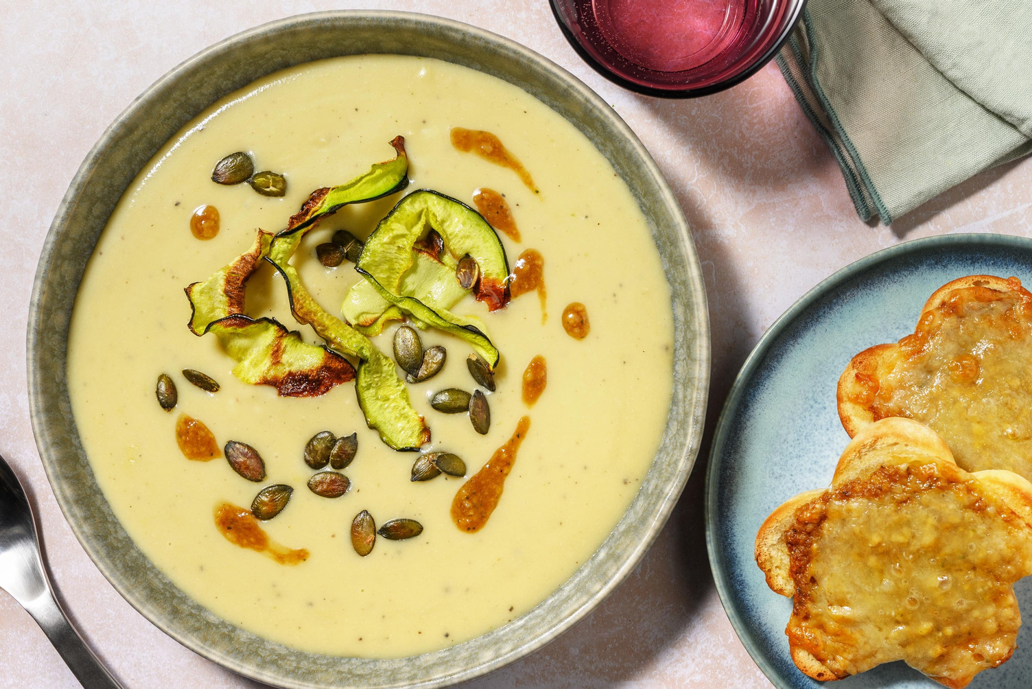 Courgettesoep met geroosterde pompoenpitten