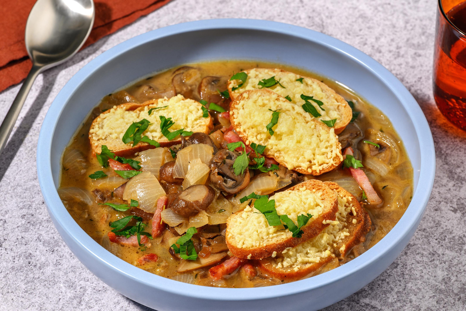 Zwiebelsuppe nach französischer Art mit Lardons