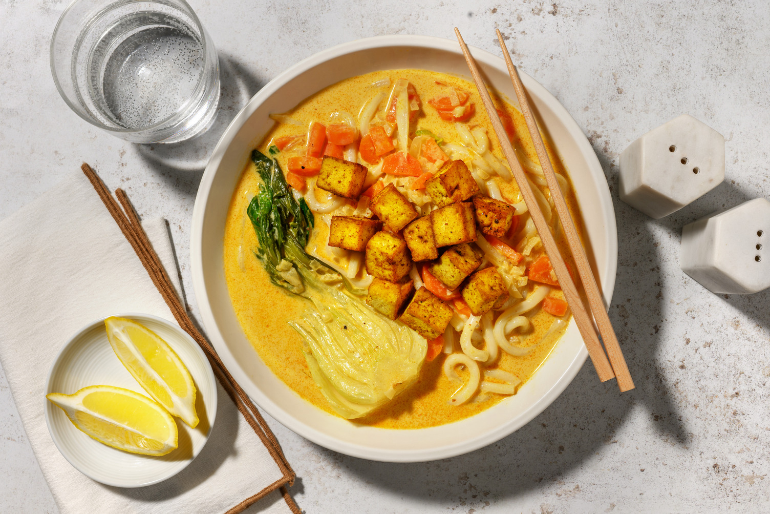 Pikante Laksa-Suppe mit doppelt knusprigem Tofu