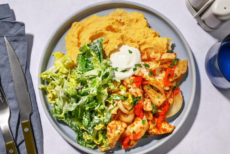 Hähnchenshawarma auf weißem Bohnenstampf