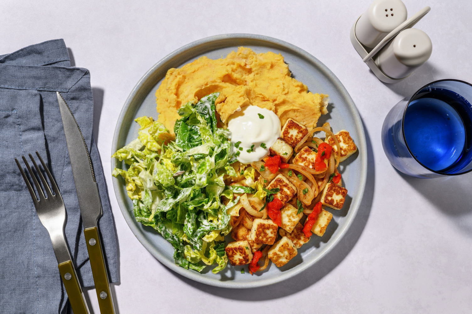 Bio-Halloumi auf weißem Bohnenstampf