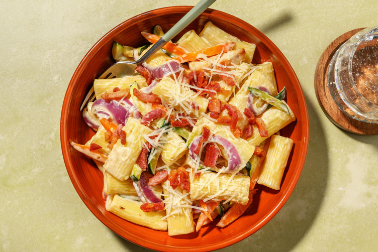 Rigatoni nach Cacio e Pepe Art mit Bacon