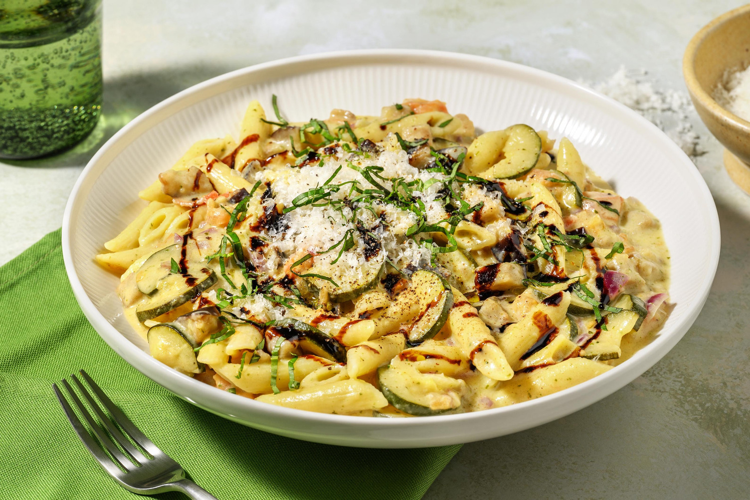Pasta primavera met zelfgemaakte basilicumroomsaus