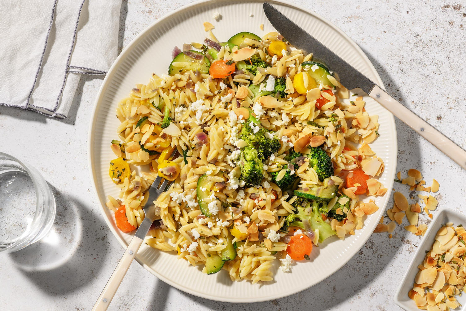 Orzo met rozemarijn-amandelen en geitenkaas 