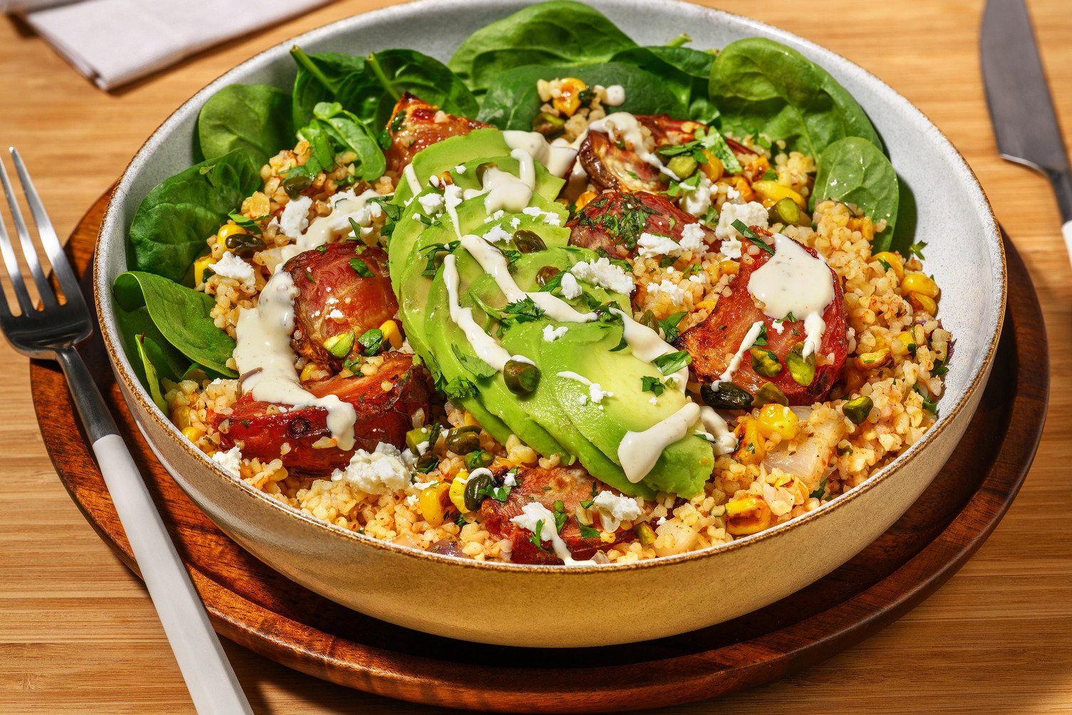 Bulgurbowl met chioggiabiet, avocado en witte kaas