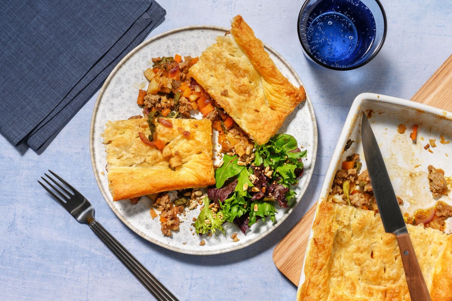 Hartige pie met kipworstjes, pastinaak en wortel
