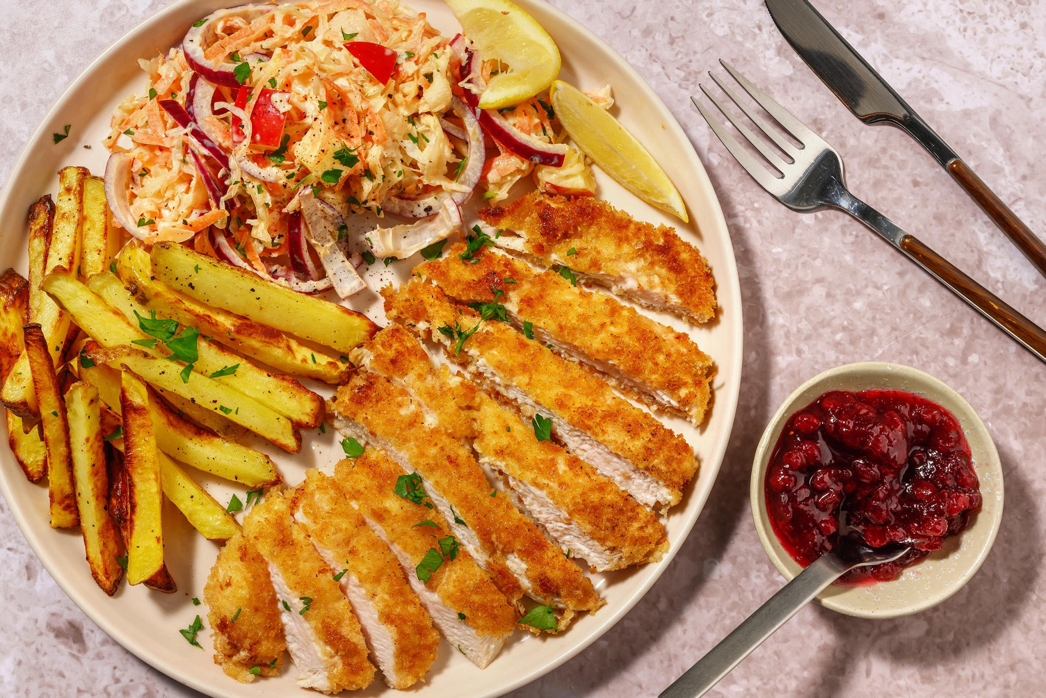 Escalope de poulet panée et frites maison