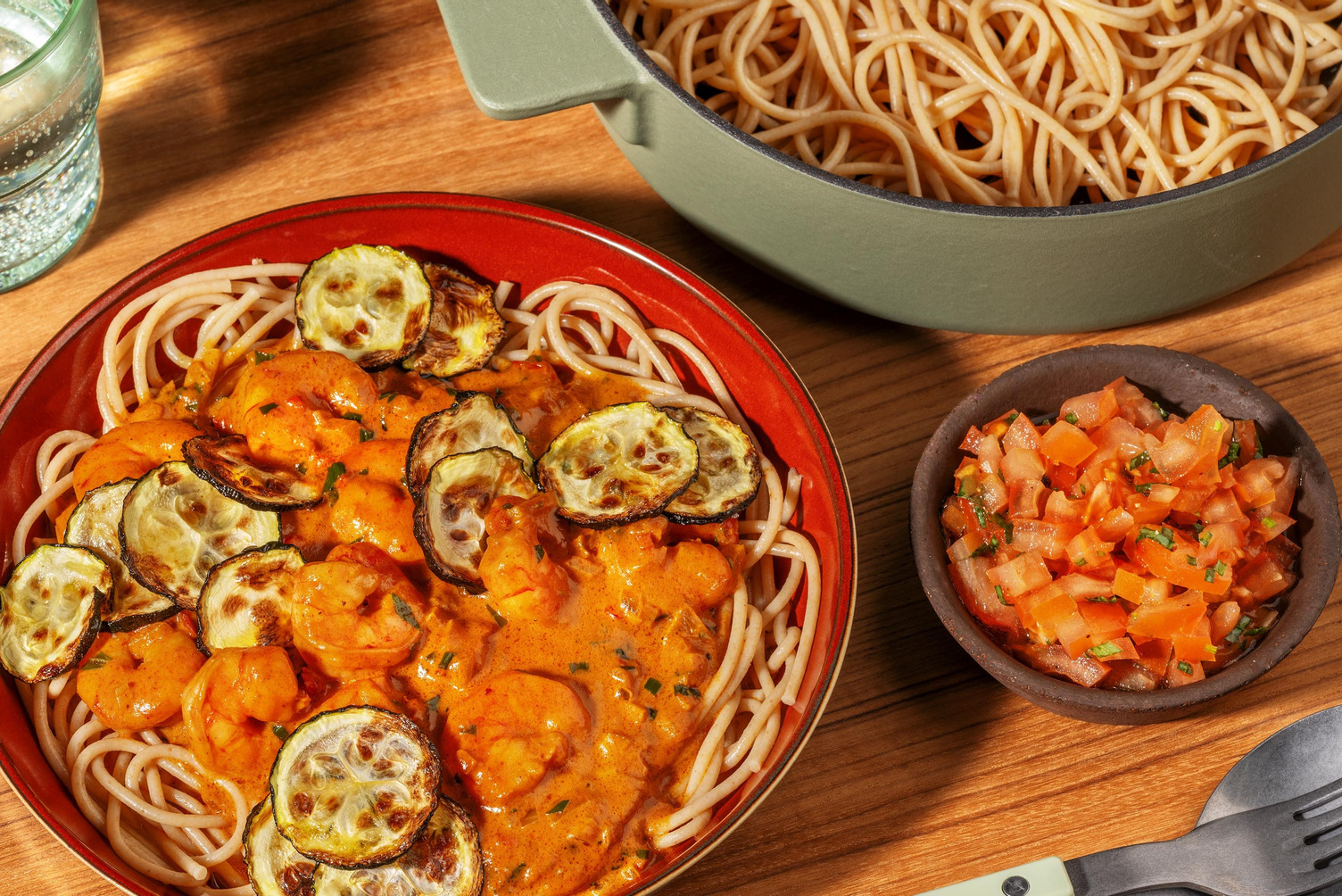 Volkoren spaghetti met garnalen in curryroomsaus 