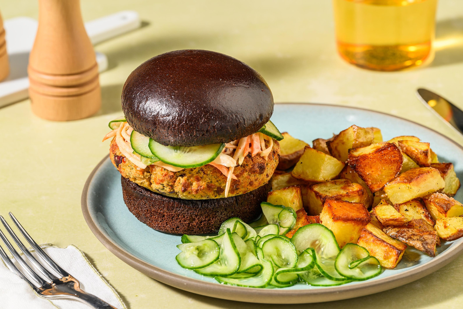 Teriyaki-boekoeloekoeburger op een streetfoodbroodje