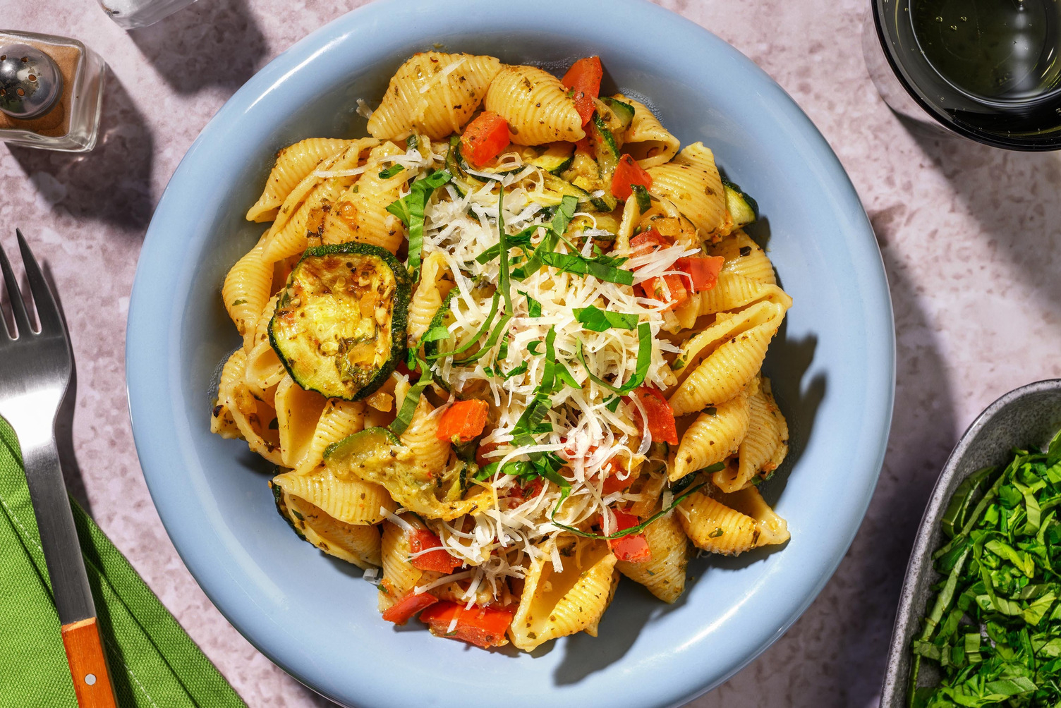 Pâtes au pesto avec courgette et Parmigiano Reggiano