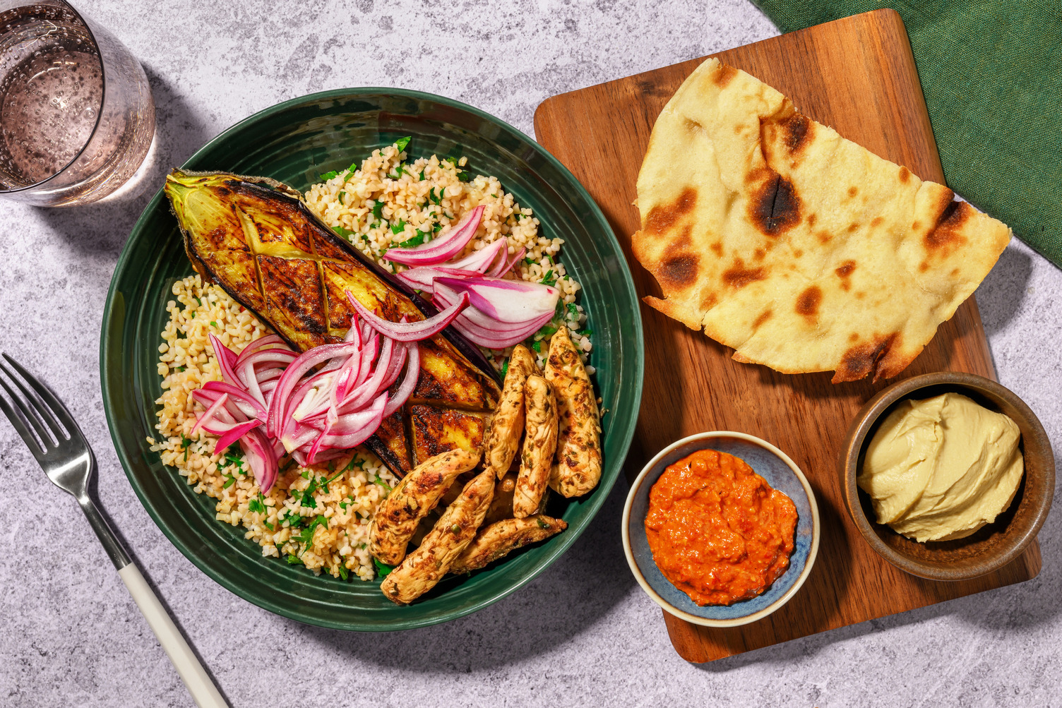 Gewürzte Aubergine mit Bulgur und Bio-Hähnchen