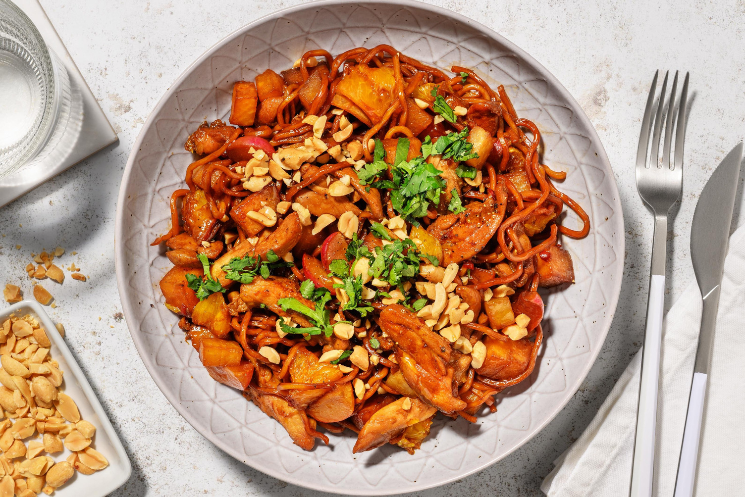 Sweet & Sticky noedels met appelsien, kip, pinda's en koolrabi