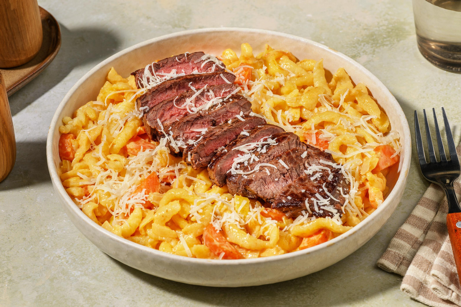 Frische Eierspätzle mit Hüftsteak vom Weiderind