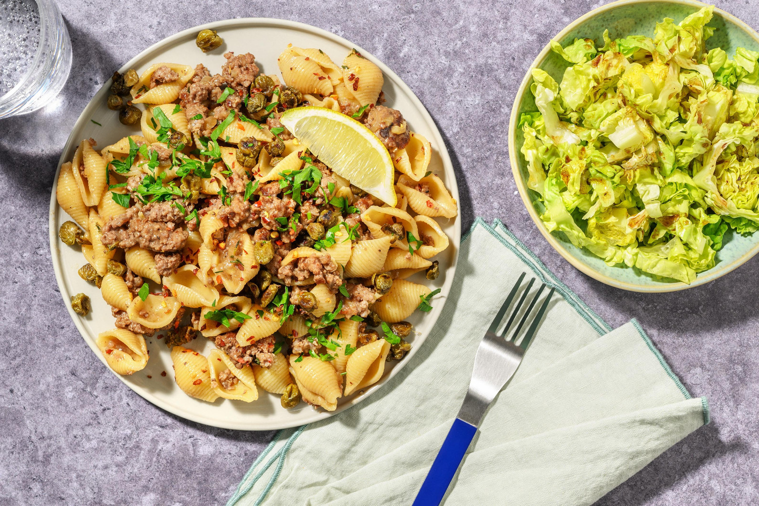 Conchiglie mit Bio-Rinderhack und gebratenen Kapern